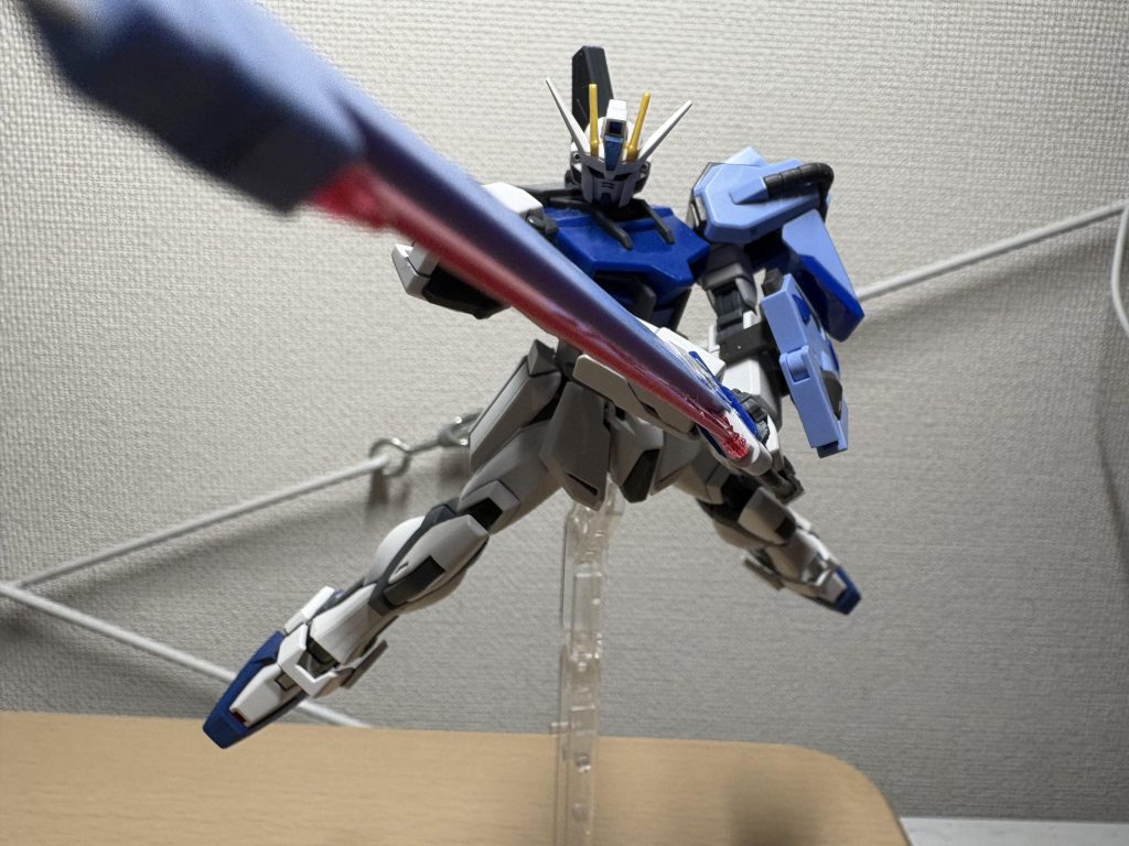 ブーメラン無しで対艦刀構え。凄いどうでもいい話なんですが、ミゲル撃墜直後にシュベルトゲベールをイージスに向けて構え直すカットあるじゃないですか?リアルタイムのテレビ放送版は、ジンを落としたことと、イージスにアスランが乗ってんじゃないかという動揺からか、なんとなく構えが躊躇ってるような弱さが見えるんですよね。けれどリマスター版ではむっちゃカッコよく描き直されてて、私の中ではなんか複雑なんですw