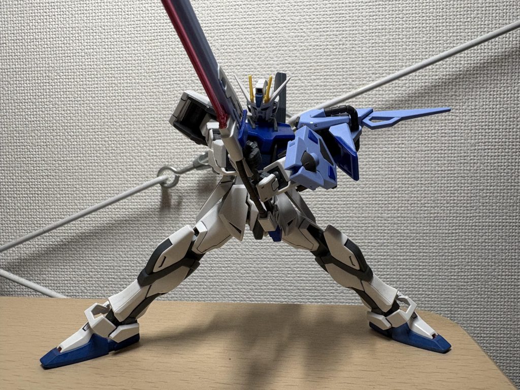 HGCEの可動域をもってしても、正面に構えるのは一苦労w劇場版のSEEDアクションシステムがあれば、もっと余裕がありそうです。