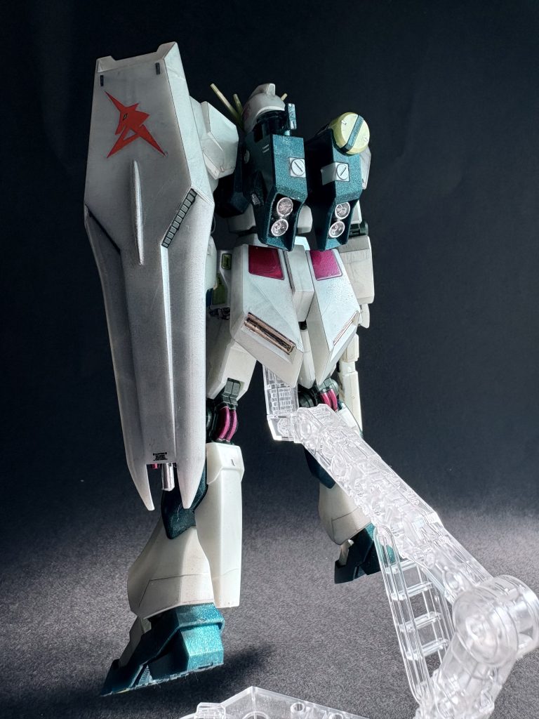 部分塗装はバーニア、スラスター、シリンダー、チューブ等をメタル系で。影になるはずの部分を黒で塗りました