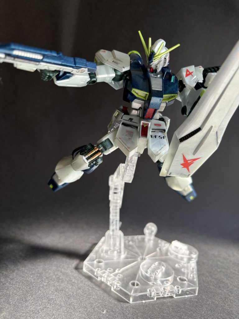 EGだとフィンファンネルは付かないのでなんとかしなきゃいけないけどサイコフレームが発光してるシーンなら「フィンファンネルは使い切ってしまった」で言い訳できるからいいな。