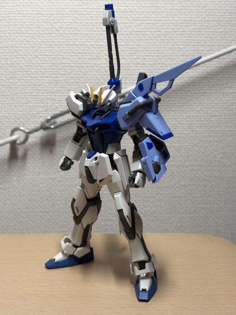 色以外はほぼキットのまま。HGCEストライクにソード装備しただけ。シュベルトゲベールの先端の安全フラッグ落としたぐらいですかね?