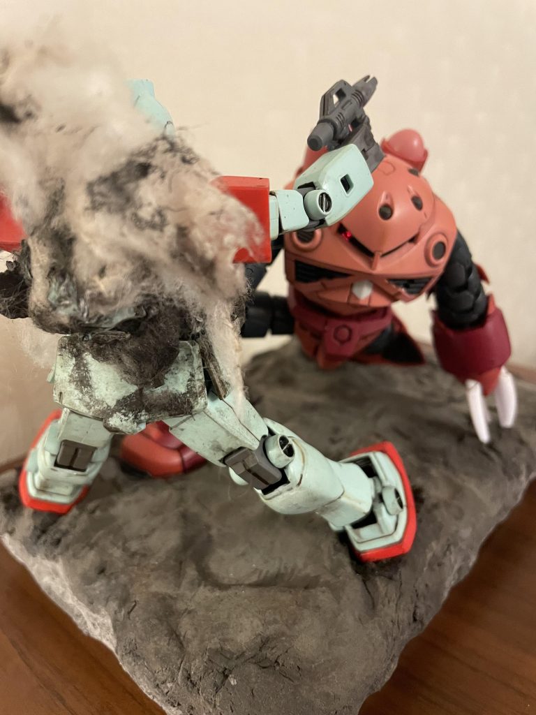 ズゴックのモノアイは赤のLEDで点灯します。