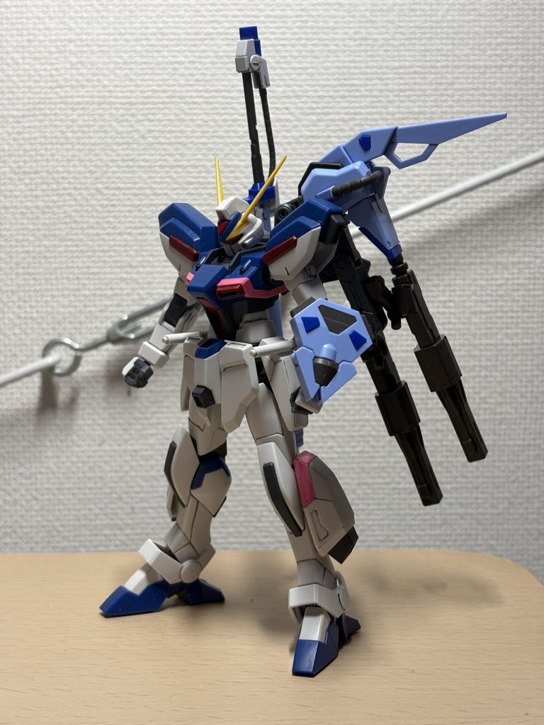 ストライクEのトライアルソードからダガー用にブラッシュアップした設定。まずマイダスメッサーとパンツァーアイゼンを2組ずつ装備するのはコスト面で宜しくない。そして盾にブーメランが付いてると防御しづらいし、剣持って腕振り回すのにも邪魔でしょ、とw決して、加工するのが面倒くさいとか、2組キット買うのが不可能とか、そういう理由で設定考えてませんから(震え声)