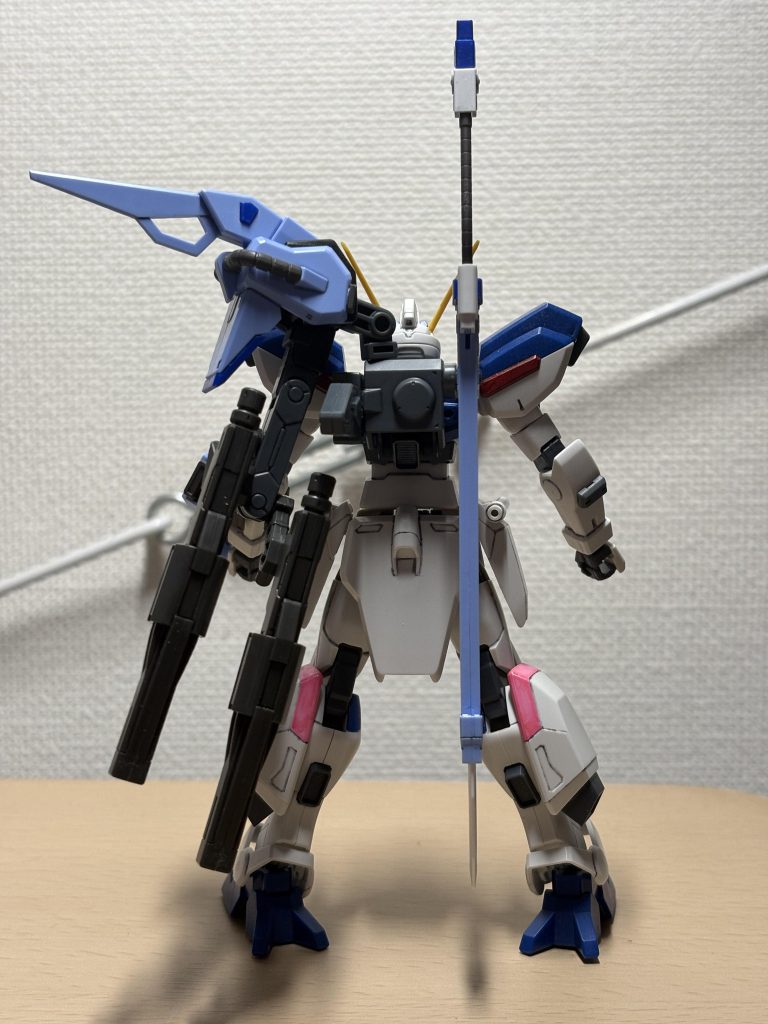 ということで、アナザーランチャーと同じ方式に差し戻す形でストライカー側にマイダスメッサーを装備。そしてシュベルトゲベールを両手で持ったままでも、ある程度の射撃が出来るようにビーム砲を装備しました。加工内容としては、バッテリーを90°倒せるようにしました。そしてピンバイスで穴開け。バトルアームアームズの関節パーツを噛ませて、旧HGストライクの肩を接続。旧HGストライクの肩はちょっと大きくて、そのままだとソードの肩パーツがハマらないので、干渉する箇所をちまちま削ってます。肘から先はバトルアームアームズのアームパーツを加工して取り付け。ランチャー側と共通の装備なので、量産型としての説得力も増してるはず、、また、腕もそのままではパンツァーアイゼンを装備出来ないので、3ミリ穴開けしてます。穴を使わない時用に蓋パーツも準備してます。右手の前腕見てもらうと蓋がついてるのが分かるかと。