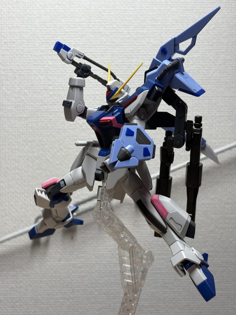 抜刀ポーズもスムーズに！可動域は全く問題ありませんが、ウィンダムのツノが長く、グリップがツノを平気で折りそうなので、遊ぶ際は注意！