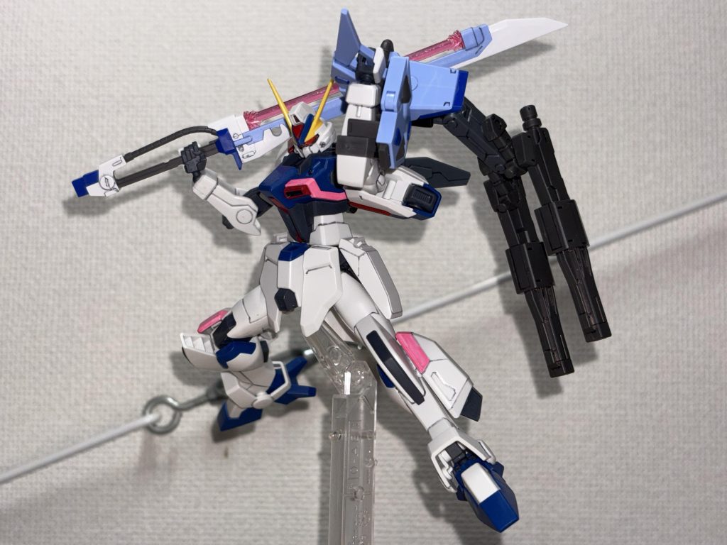 そして、個人的注目ポイントはこちら！背中にマイダスメッサーを持って行ったことで、抜刀ならぬ抜ブーメランも手が届きますwビームサーベルがポロリしてるのは目を瞑ってもろて、、