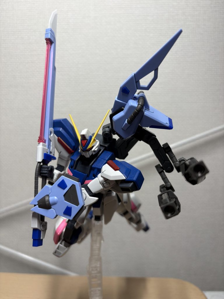 ビーム砲はオプションパーツのフラウロスのショートバレルキャノンを使ってます。また、この部分の装備はパイロットの好みや作戦によって変更可能という設定！キラやシンみたいに対艦刀を持ったまま回避をするのは、一般兵には難しいという判断で対艦刀で手が塞がっていても撃てるビーム砲が標準採用された…みたいな？w 