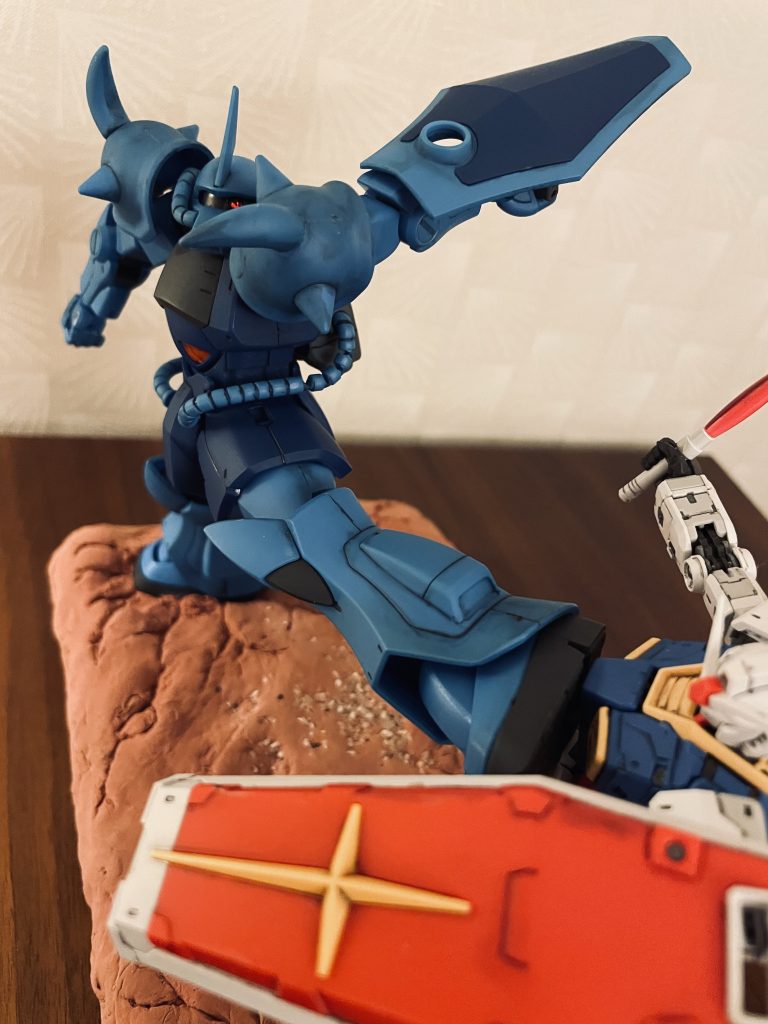 グフのモノアイはメタルモノアイを使用し発光のイメージを演出しています。LED無しでも十分に光ります。