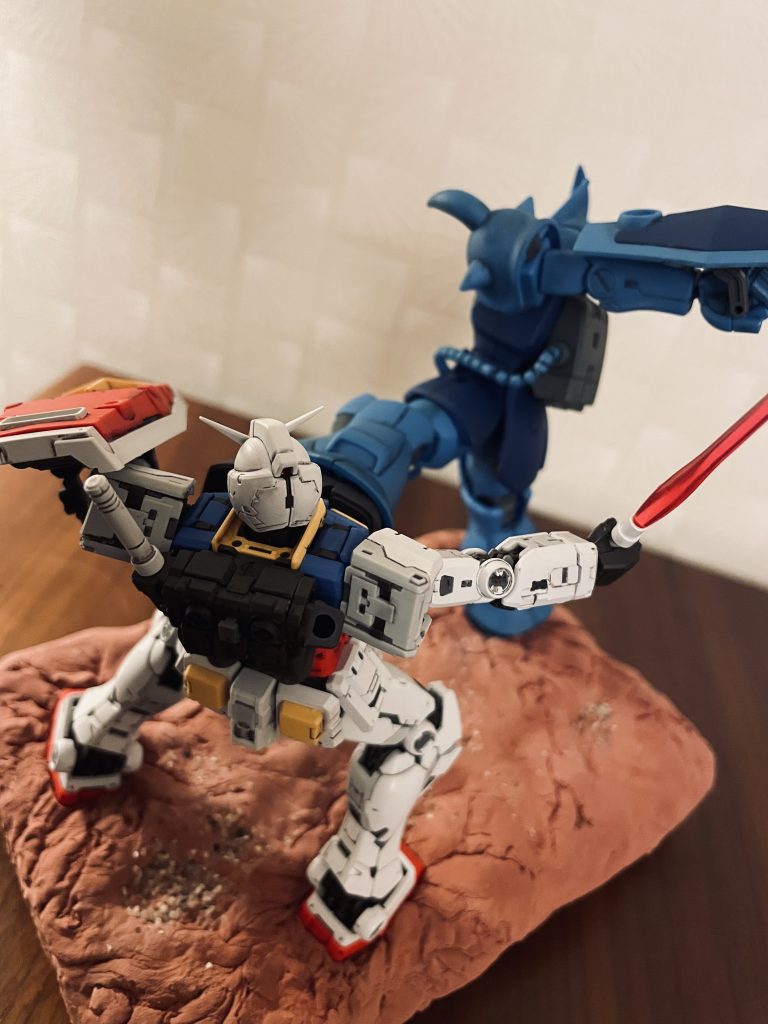 ガンダムは強烈な蹴りを喰らい崩れ落ちる瞬間をイメージしました。ベースは100均粘土です。