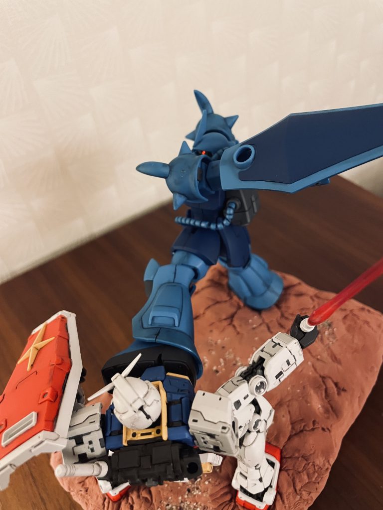 左側の腰アーマーは蹴り上げる足パーツに干渉するので、一度切り離し奥に押し込み瞬間接着剤で固定しています。