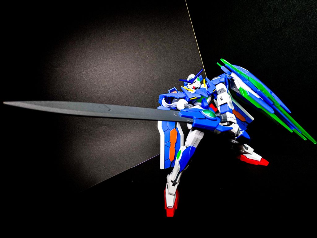 対艦刀っぽい持ち方片腕のコードはクアンタの腕を無理やりつけたため必要になったといった感じ