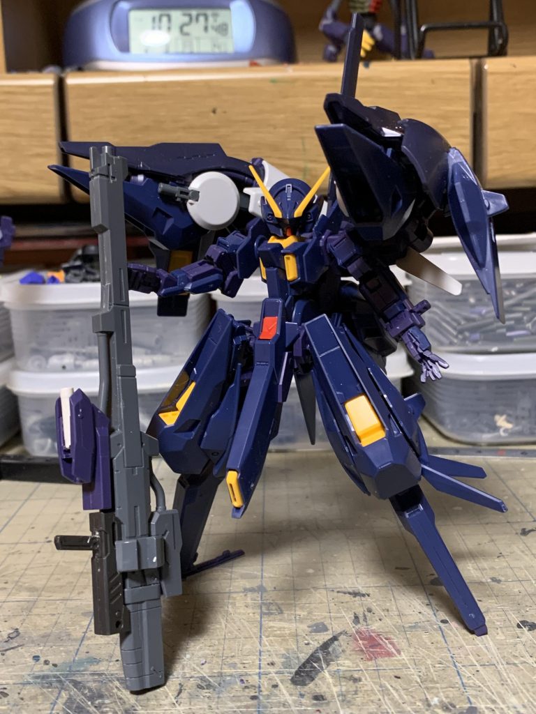 ライフルはビルド系パーツを主に使いました。ライトニングガンダムのロングライフル砲身とライトニングガンダムフルバーニアンのライフル、持ち手部分はジャスティスナイトのランス、ライフル後部はチェンジリングライフルの組み合わせ。ビームサーベル取り付け部はキハールⅡのアンテナ収納部です。