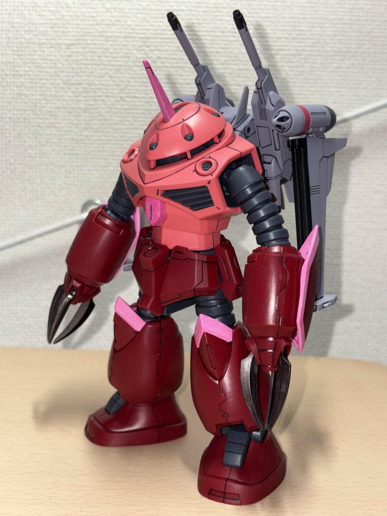 ガンマカの蛍光ピンクで白部分を塗装。爪はガンメタ。墨入れして艶消しスプレーで仕上げ。