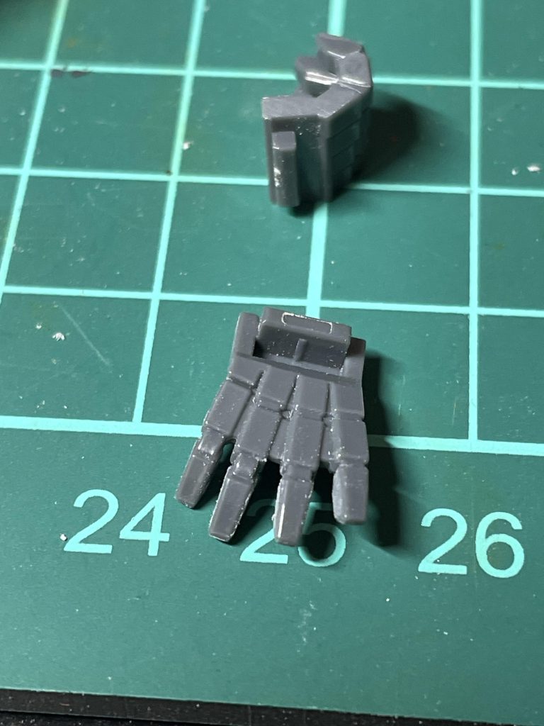 平手マニュピレーターに水かきがついてました。ヘビーアームズは水陸両用MSではないはず、、