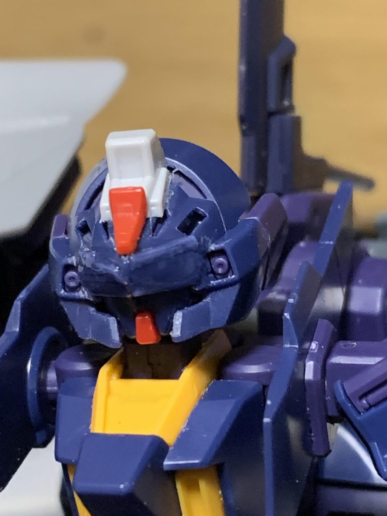 一番手をかけたのはメカクレになるように改造した事。キハールⅡの余剰となるウーンドウォート頭部パーツからプラ片を切り出してスチロール接着剤で貼り付けて、削り出しで整形し、0.5mmプラ板を細切りしてバイザー風にしました。またフライルーの後頭部のパーツでセンサーを強化してアンテナを4本に増強しました。まぁキハールⅡのアンテナと合わせてサイコブレードの前身的な感じで。あとはランナー跡や合わせ目、パーティングラインを消したり、サフ無し筆塗りで完成させました。設定はあんな感じですが、実際のAOZと齟齬が無いことを祈ります。それではご清聴ありがとうございました。