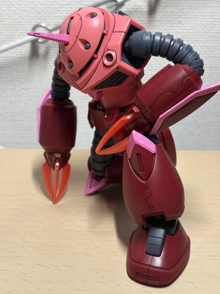 ジム撃破後の爆風をやり過ごすイメージwシャアズゴの好きなポーズって、ジムを貫いてる瞬間、撃破後のしゃがみ、その後の立ち上がり、この３つに分かれますかね？私はしゃがみ派です！