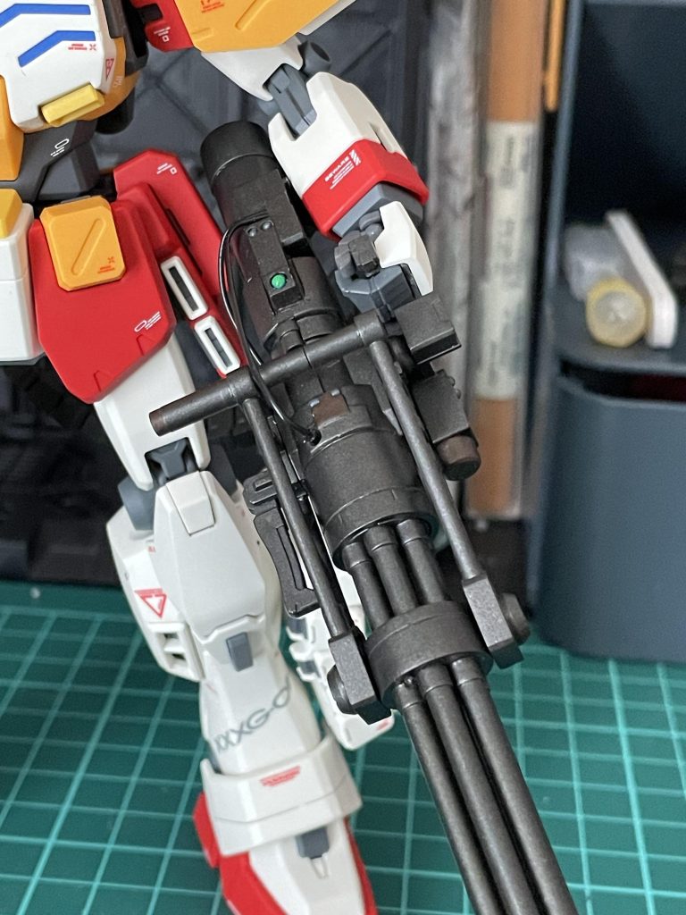 一番手をかけたビームバルカン。合わせ目消しは当然として、色分けしたりケーブル這わせたりリベット追加等してます。ビームじゃないバルカンは実在してるので調べてみると、GE社製のM61とかGAU-8とかが出てくるんですがよく似てます。というか、このMGでリデザインされてるヘビーアームズのビームバルカンは明らかにまんま(もはや「ビーム」バルカンじゃないよねという話でもある)。近づけた雰囲気にしたかったのですが、結果プラモ的ディティールアップで終わってしまってます。。。