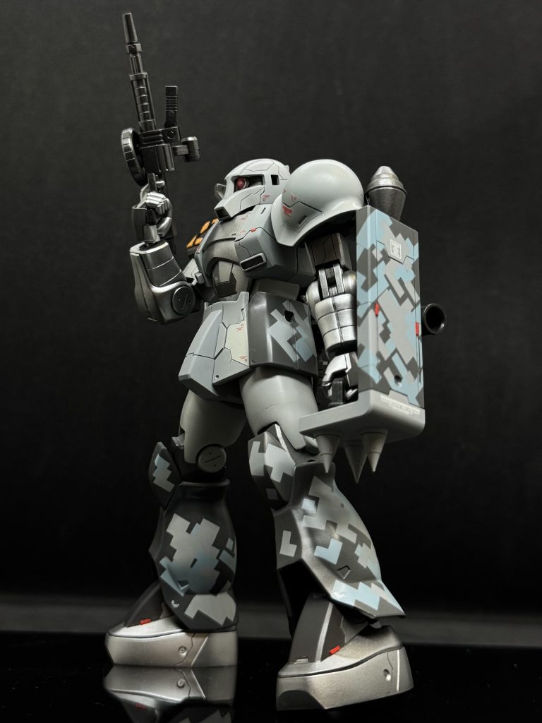 左サイドアングル、異常ありません!スパイクシールドは、既存のスパイクを切り落とし新しいものを移植。スジボリも加えておきました。他 胸部ダクトの追加、ランドセル丸ごと交換など などでございます。