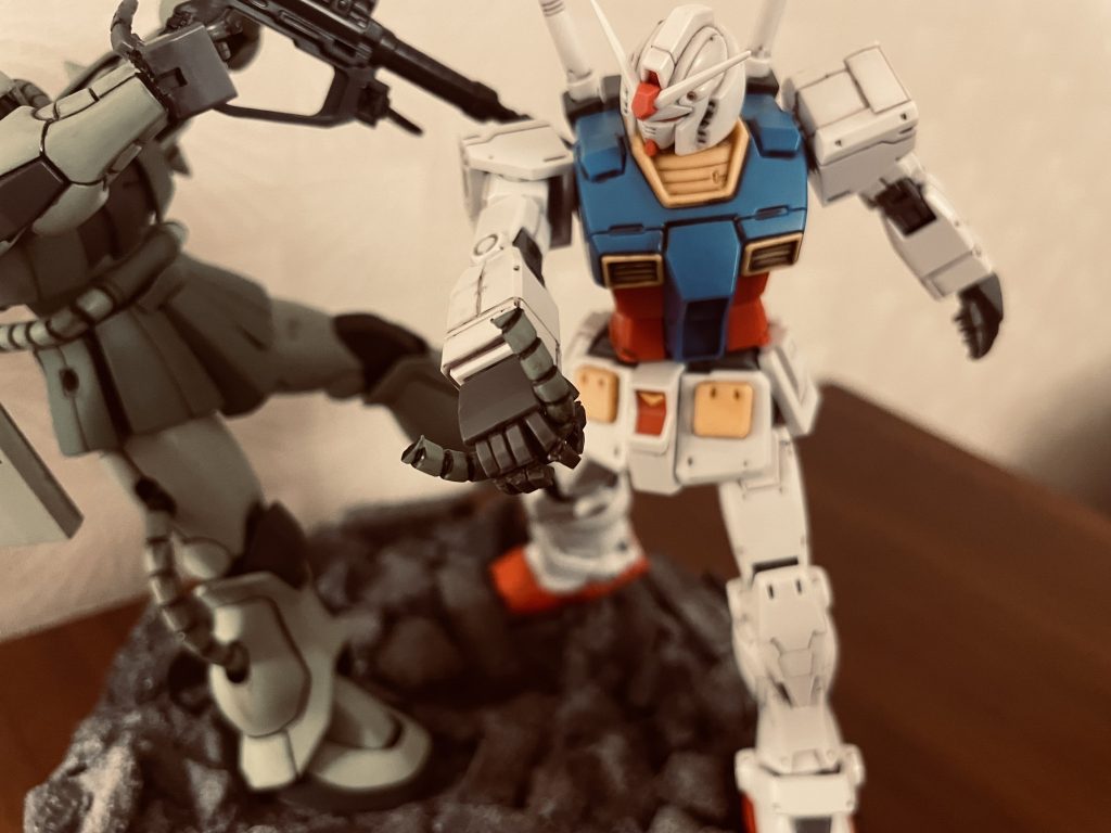 ガンダムの右手のアップです。こちらはキットの平手を加工しています。