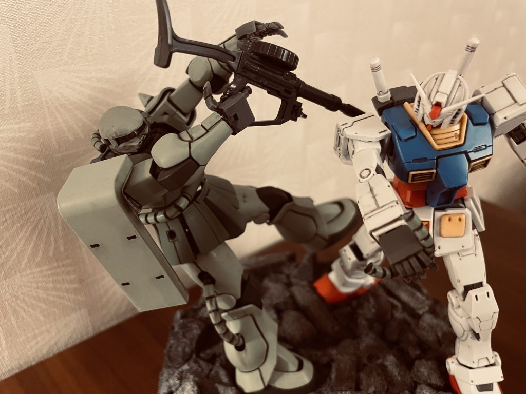 ダクト部分を超音波カッターで切り取り、プラ棒を仕込んでいます。ガンダムの右手にダクトを握らせています。