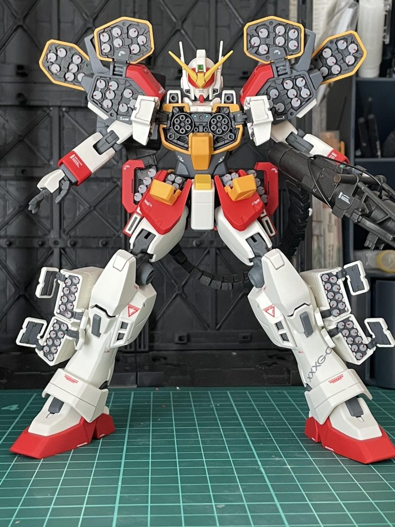 うまいことパーツ分割してあるおかげでとても塗りやすいミサイルは、サーフェイサーのグレーのスプレーで手抜き塗装と、赤の墨入れしてます。