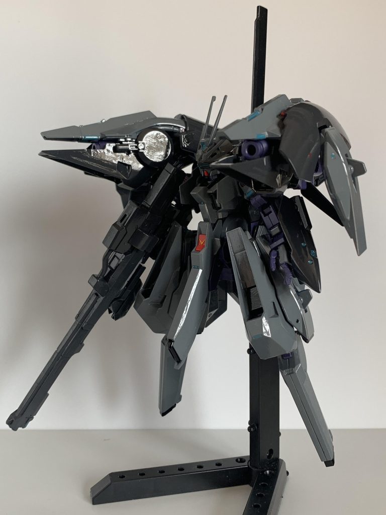 ○TR-6ウーンドウォート試作ファンネル運用試験型ティターンズにおいてサイコミュ兵器の製造と運用に関してのノウハウを獲得するべく建造されたウーンドウォートベースの試作機の一機種。武装は遠距離狙撃用の高出力ビームスナイパーライフルと試作ファンネル16基、ビームサーベル。それと背面フレームにコンポジットシールドブースターを改造した複合ビームキャノンを懸架している。ブースターポッド内にウーンドウォートの上半身を追加で搭載しており、BUNNyS(ヴァニス)2台によるサイコミュ兵器の確実かつ効率的な運用を目指している。強化人間の搭乗を想定しているが、BUNNyS2台搭載による副次的効果で一般兵士でもある程度の性能でファンネル運用が可能となっている。