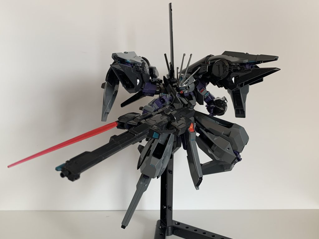 ○試作ビームスナイパーライフル一年戦争時に使用されたビームスナイパーライフルの設計をベースに大幅改修されたもの。威力や射程は当時のものを大きく上回るほどに性能が向上しており、万一の近接戦用にビームジュッテも搭載されている。