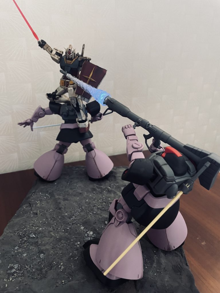 ジオラマ全景です。ベースは黒粘土に砂利を引いています。ガイア機はヒートサーベルでの斬り込みをガンダムにかわされバランスを崩したところをイメージしています。