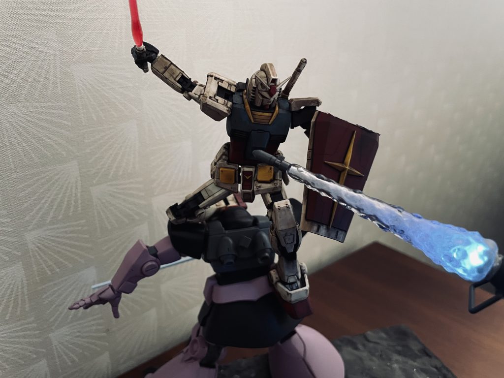 驚異的な反射神経でマッシュ機から放たれた砲弾を回避するアムロのイメージです。