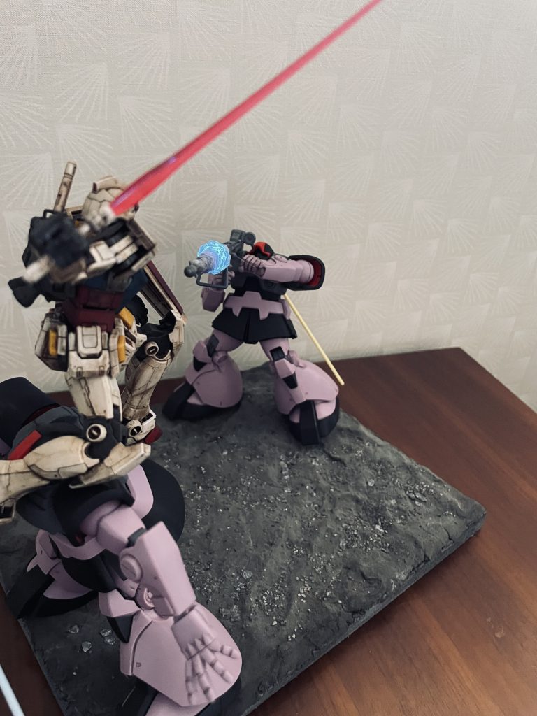 マッシュ機のジャイアント・バズーカにはキット付属のエフェクトパーツを取り付け、青のLEDで発射のイメージを演出してみました。