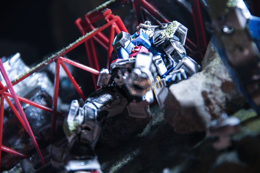 AGE-1は、ガンダムマーカー塗装です。白→ガンダムホワイト・赤→ロイヤルメタレッド・青→コスモメタブルー・傷はシャインシルバーで塗装しました。仕上げにリアルタッチマーカーグレー3を塗りました。