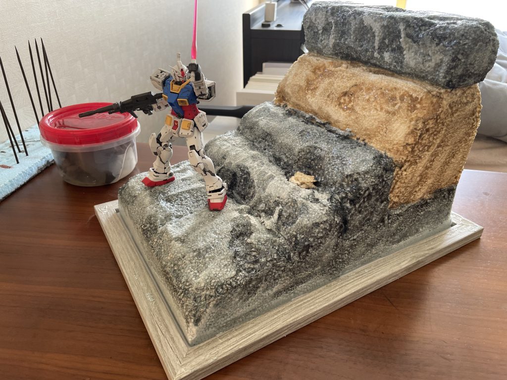 発泡レンガを組んで角を溶かした状態。(換気に留意ください。)