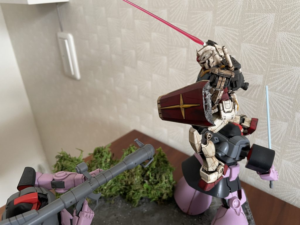 ガンダムの足をドムの腰と頭にのせて微妙なバランスを保っています。針金等は使用していません。