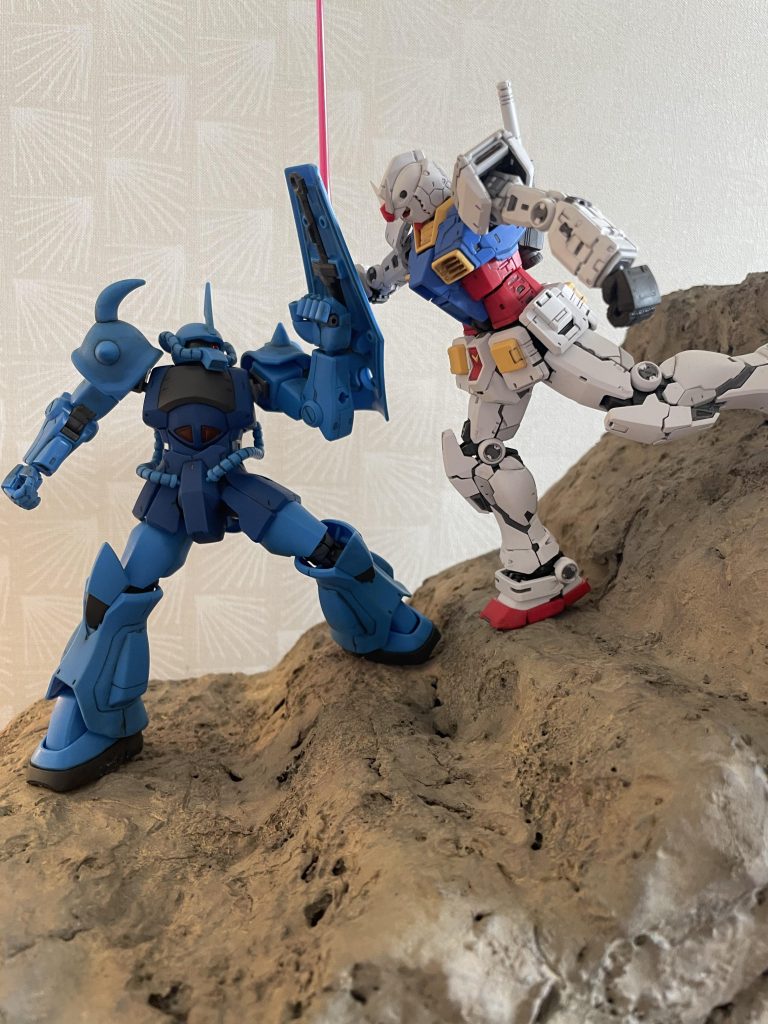 振り下ろしたビームサーベルをガッチリと受け止められたガンダムのイメージです。グフもガンダムもベースに固定はしていません。絶妙なバランスで芝居をしてくれています。