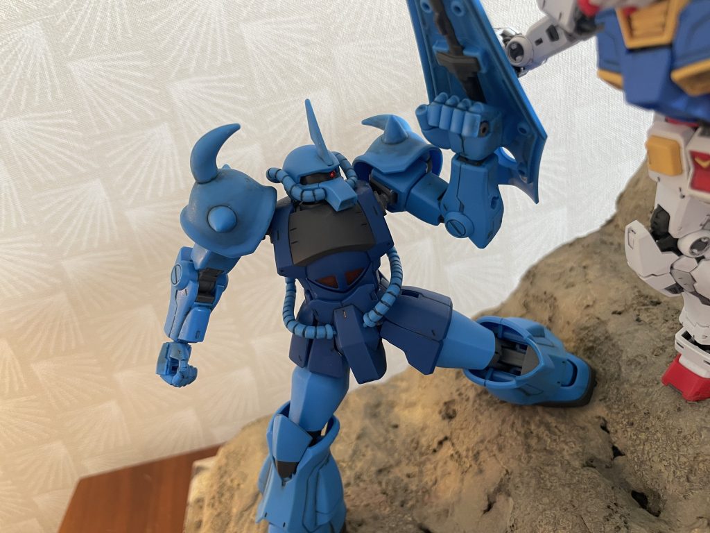 グフのモノアイにはクリアモノアイを使用しています。ジオン公国軍MSはモノアイで芝居ができますね。