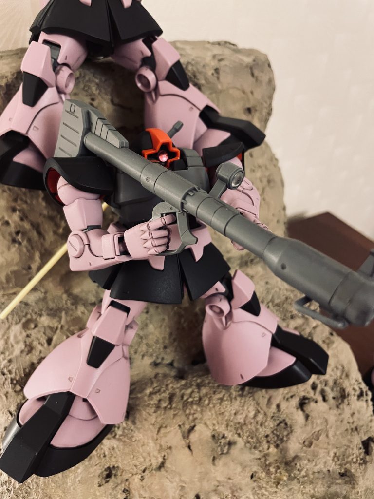 マッシュ機のアップです。射撃の名手とのことで、彼のドムにはやはりバズーカが似合います。ガイア機同様頭部が胸部の襟パーツの下に潜るよう改造しています。