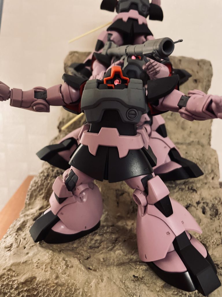 ガイア機のアップです。YouTubeで紹介されていた動画を参考に頭部が胸部パーツに沈み込むようなイメージとなるよう改造しています。モノアイにはHアイズの30mmを使用。裏側にアルミホイルを貼付し照明の角度により光るよう調整しています。結構光ります。