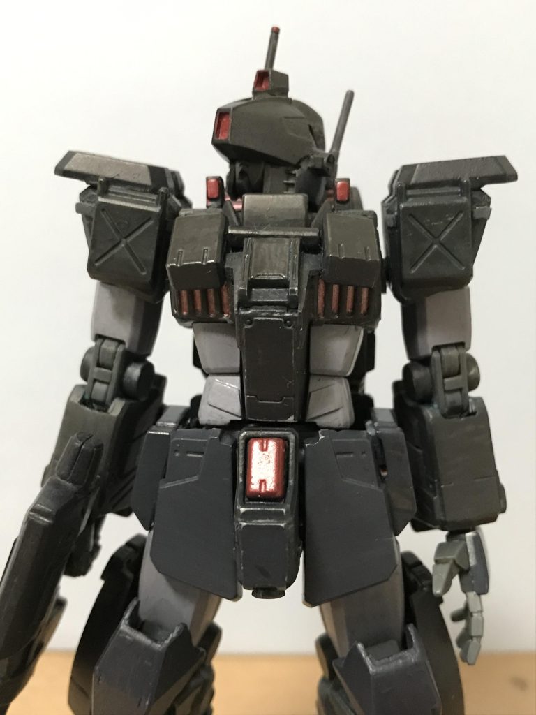 頭部は各種センサーやレーダーを搭載した情報処理に特化したカスタムを施した仕様。遠距離からの索敵や解析機能に能力を割いているため、近距離戦闘を行う場合は胴体上部に増設されたセンサーを使用する。