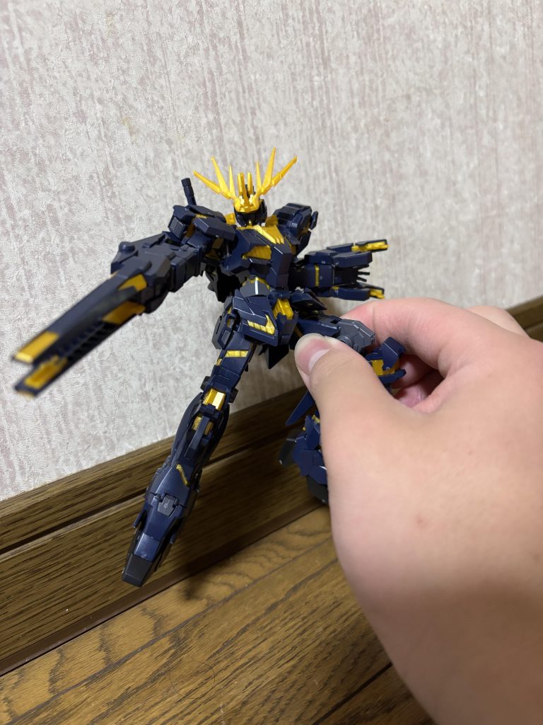 スタンドなくて手です。稼働域は最近のキットに比べると少ないと感じました。 