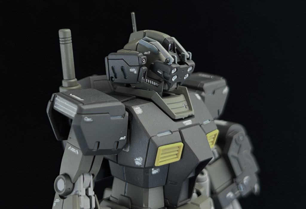 頭部のバルカンポッド及び特徴的なSVG(サーマル・ビジョン・ゴーグル)もフルスクラッチです。SVGは0.5mm真鍮線で可動軸を設けており、SVG本体を引っ張る事で通常時は頭部内部に収納しているアームが外部に露出、SVGの展開状態を再現可能としました。