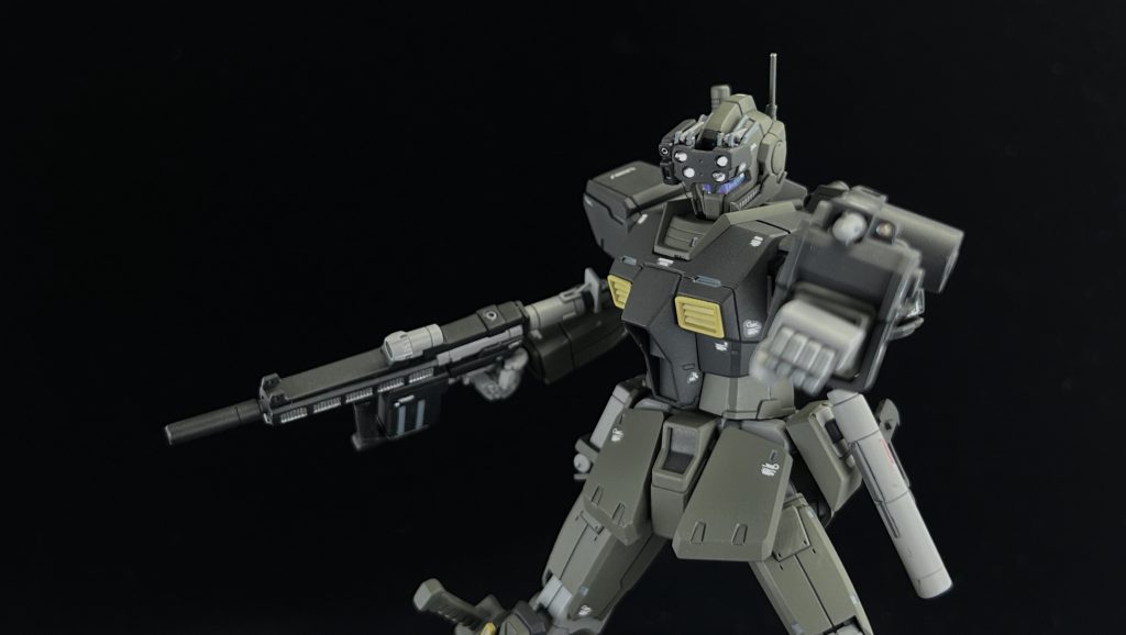 メイン武装であるH4ビームライフルはプラ板とプラ棒でフルスクラッチです。図面を引き、他機体のビームライフルと同程度の大きさをなるよう制作しました。また、頭部のバイザーはハイキューのミラージュレッドシールの上に100均のホログラムシールを張り付けて角度によって紫や青に変わるようにしています。