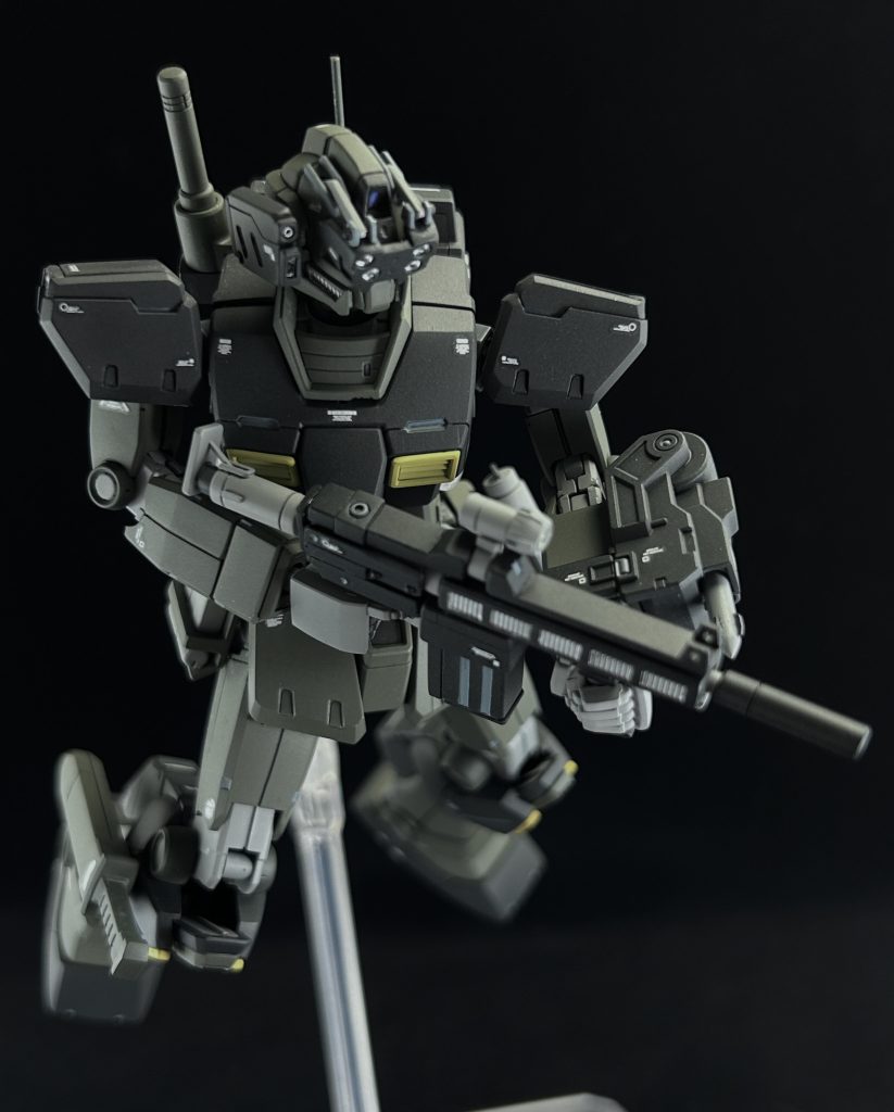 スコープ部と銃口下部にあるグリップには磁石を設けており、それぞれ回転、位置移動を再現しました。これにより、ブレイジングシャドウ3巻表紙のポージングも再現可能です。