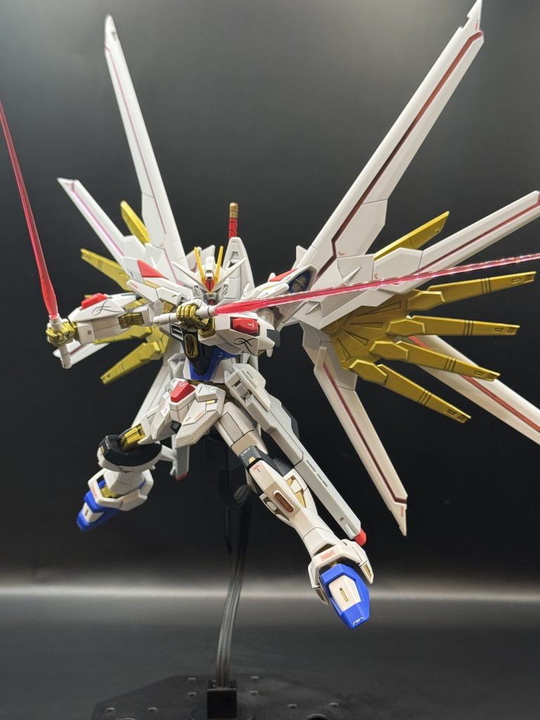 格闘イメージ。持たせてる分にはいいのですが、帯刀時のビームサーベルが腰からポロリしまくるのは個体差なのか仕様なのか、、翼がほんと大きくて写真に納めるのが大変です。