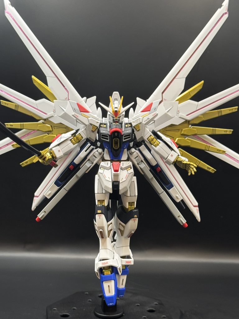 さすがは最新キットで造形もかっこよくてRGにも負けない見た目してて大満足でした。初心者なりに頑張って作りましたご覧いただいてありがとうございます。