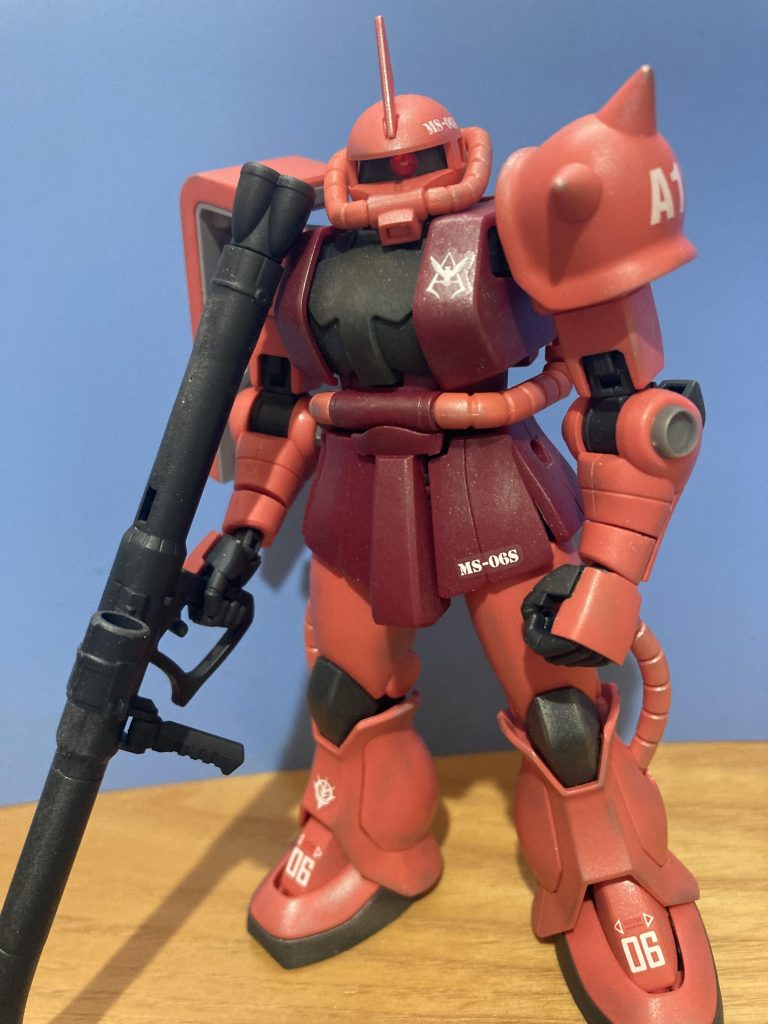 似たような画ですが正面より(zaku-kao5)武器はマシンガン派なのですがシャアザクはバズーカのイメージなので私としては珍しくバズーカ装備で。画撮ったあとに前腕部の合わせ目が思ってたよりガッツリ出てのでこのあと直しました(zaku-kao4)