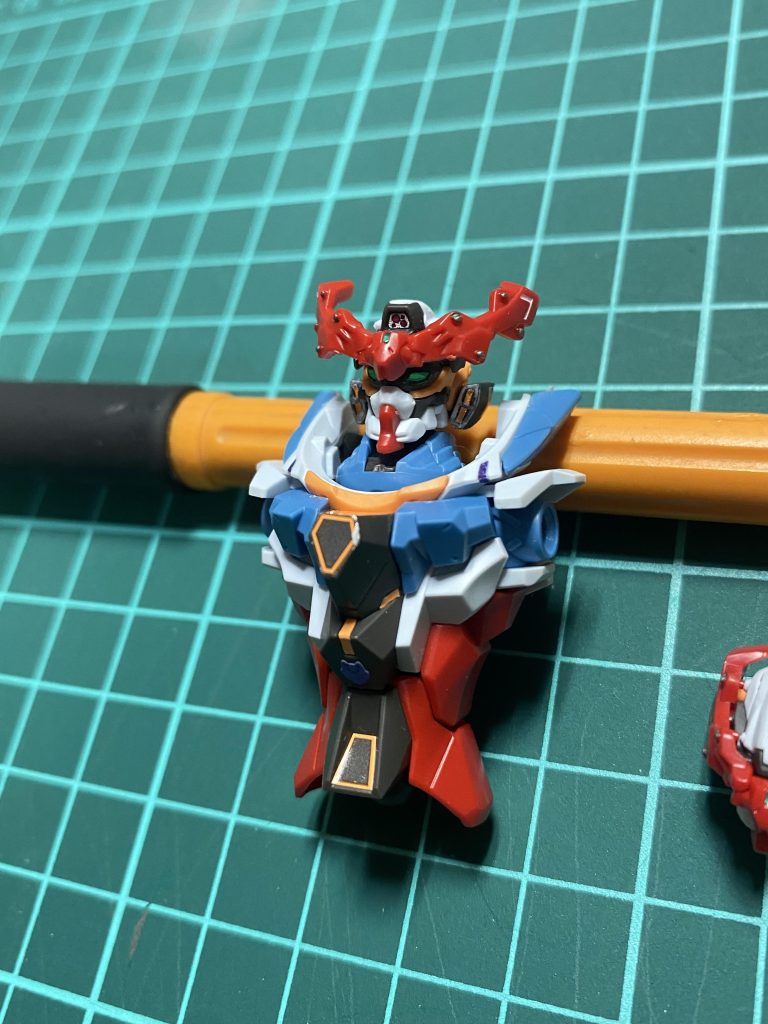 息子氏の入試が終わった日に家族て映画鑑賞。予想通り、息子氏プラモ欲しいとおっしゃるので一箱進呈、こんなん無理ィって、赤いマーキングシール貼らされる。シール貼りでキットのサイズ感を理解する。