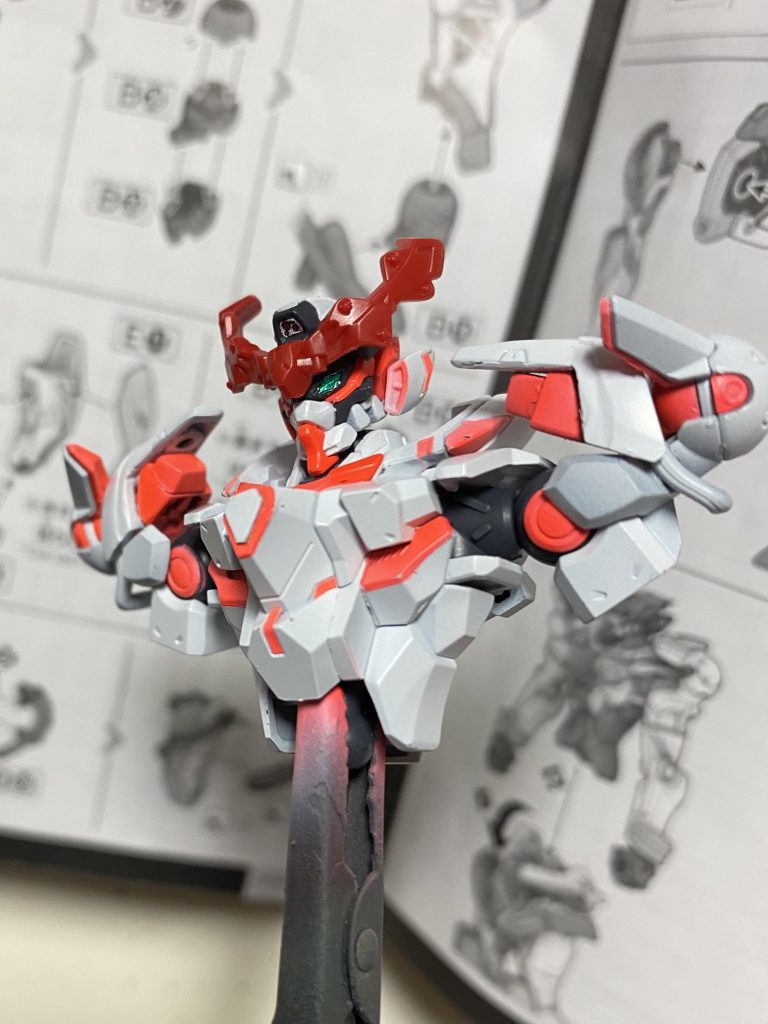 サイコフレーム搭載型のアレモチーフで行くのは思い付いてたんですが、形が余りにも複雑な為、少しずつ形確認して塗りながら組み立てました。