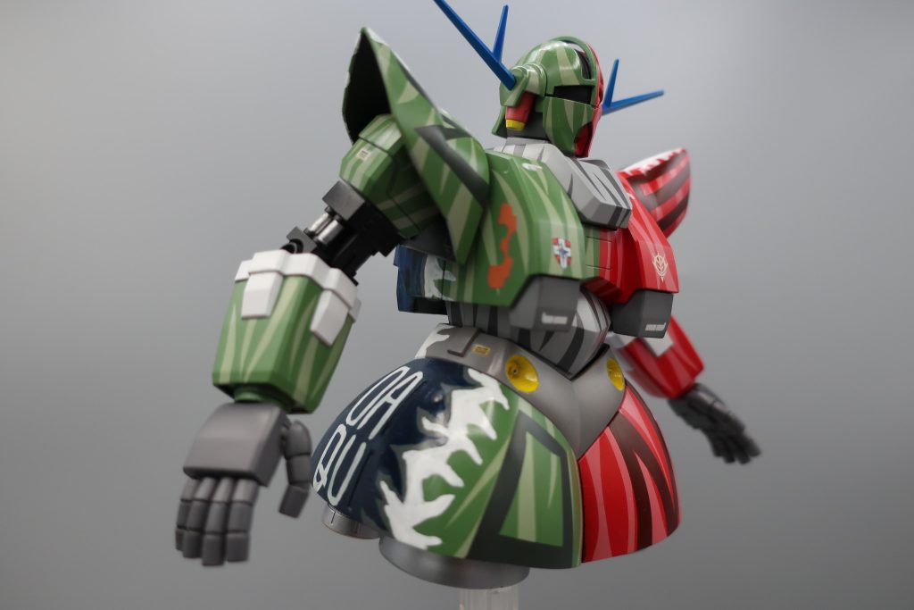 我々ジオン国民や整備兵からすればジオングなのですが、保母さんから見ると「一つ目でツノが生えてて足がない・・・・・ーー怖いぃぃー」と恐怖を与えてしまったのです