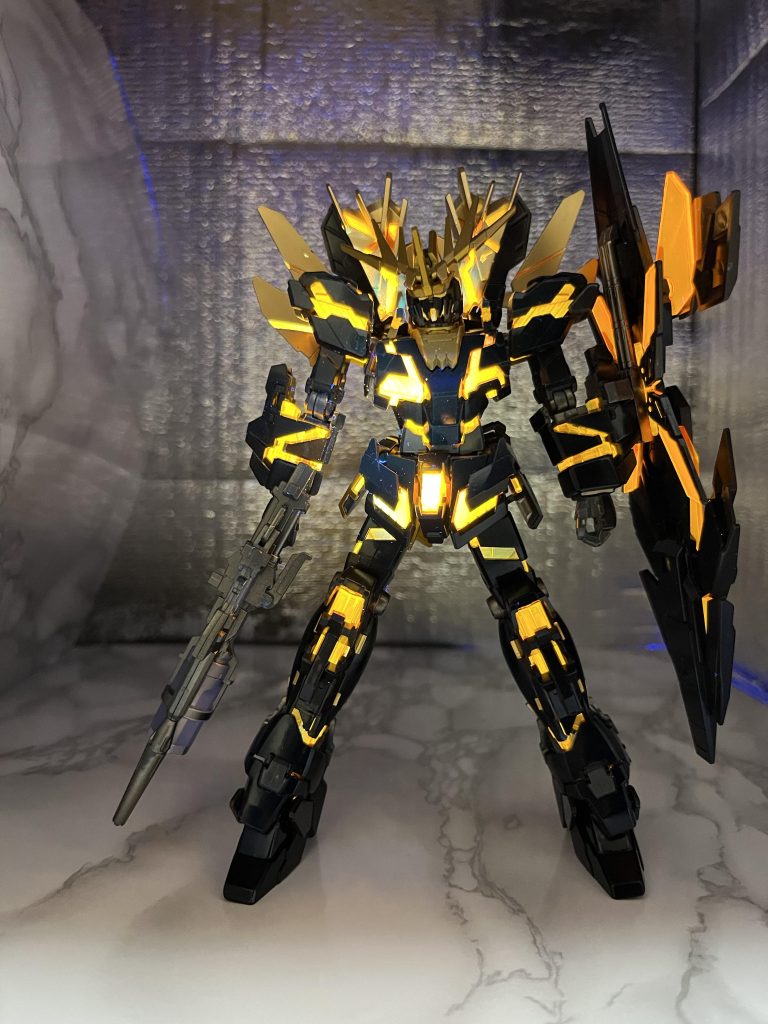 蛍光オレンジで光るようにしてみました。