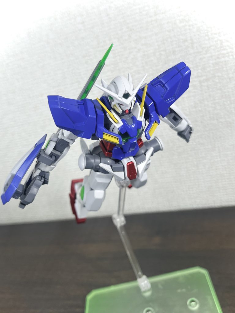 元キットが10年以上前のエクシアなので、可動域が結構厳しく、無改造では頭もこれ以上上を向けませんでした。